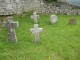 Ossas-Suhare (64470) à Suhare, vieilles stèles basques et croix dans un coin du cimetière