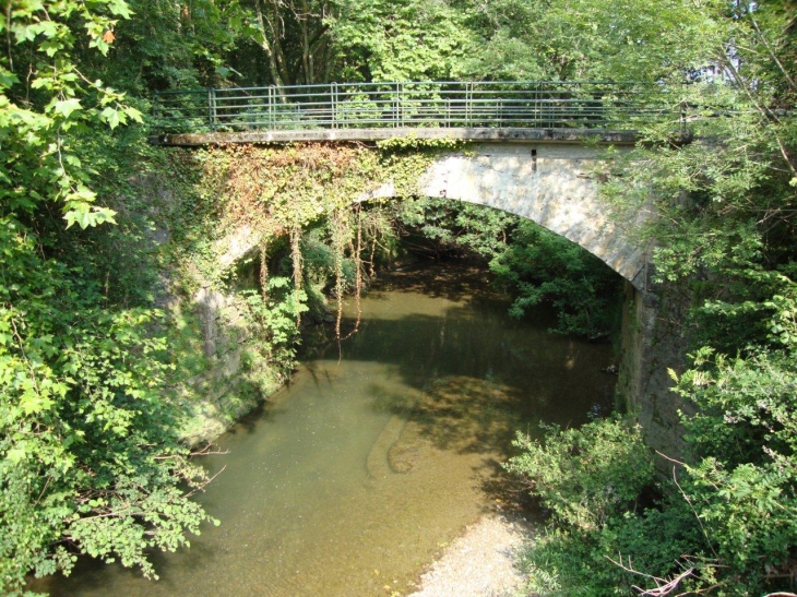 Préchacq-Josbaig (64190)  le Lausset, pont du D135 vu du D25