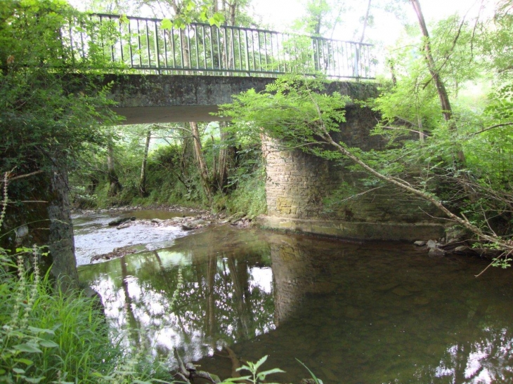 Préchacq-Josbaig (64190)  le Lausset, pont d'une route forestière