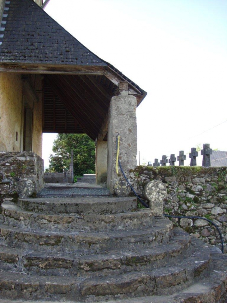Sauguis-Saint-Étienne (64470) à Saint-Ëtienne, Portail de l'eglise flanqué d'anciennes stèles basques