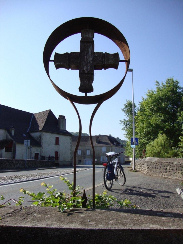 Sauguis-Saint-Étienne (64470) à Saint-Ëtienne, croix de chemin en forme de stèle basque