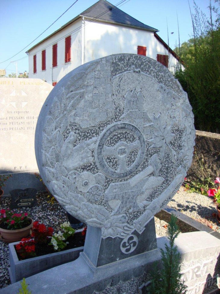 Sauguis-Saint-Étienne (64470) à Sauguis, stèle basque