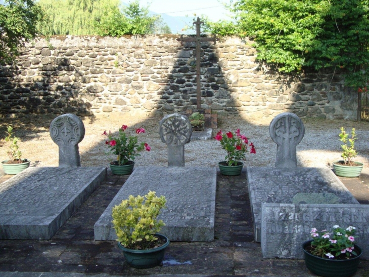 Sauguis-Saint-Étienne (64470) à Sauguis, stèles basques dans l'ombre de l'église