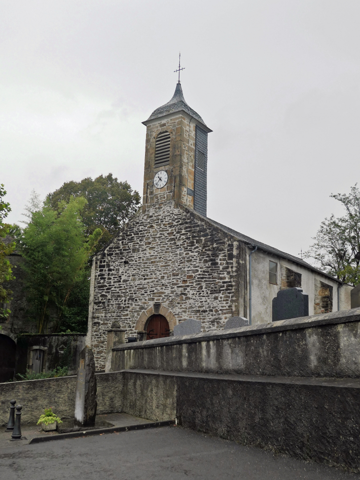 L'église et le monument aux morts  - Susmiou