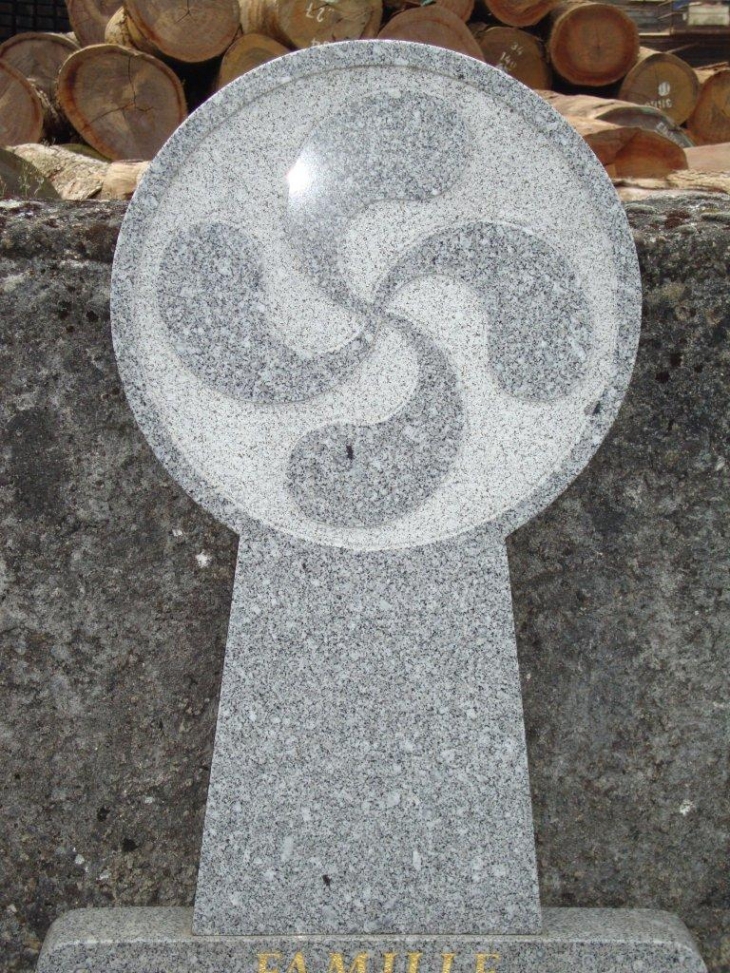 Viodos-Abense-de-Bas (64130) à Viodos, stèle basque recente