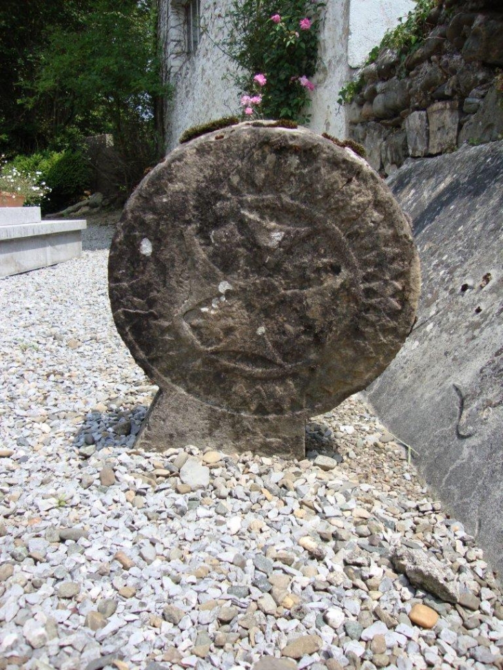 Viodos-Abense-de-Bas (64130) à Abense-de-Bas, vieille stèle basque