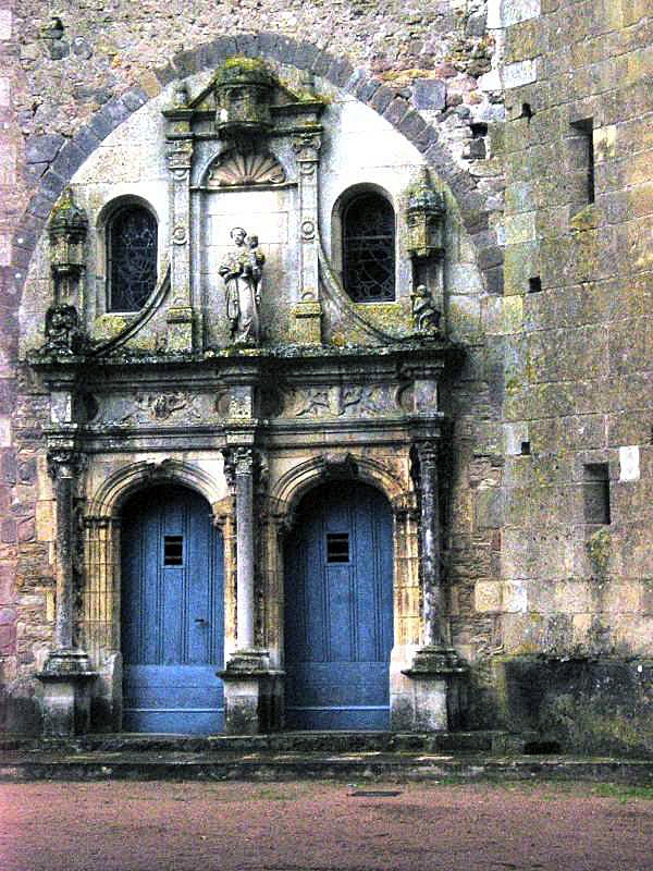 Le portail de l'église - Ainay-le-Château