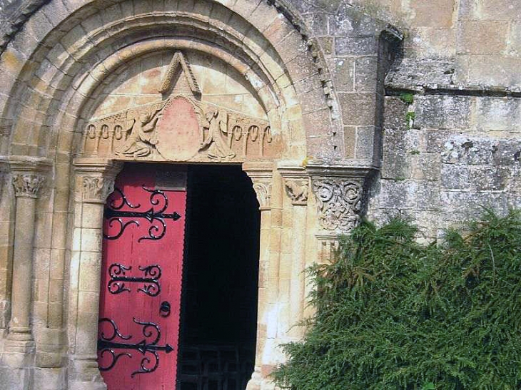 Le portail de l'église - Autry-Issards