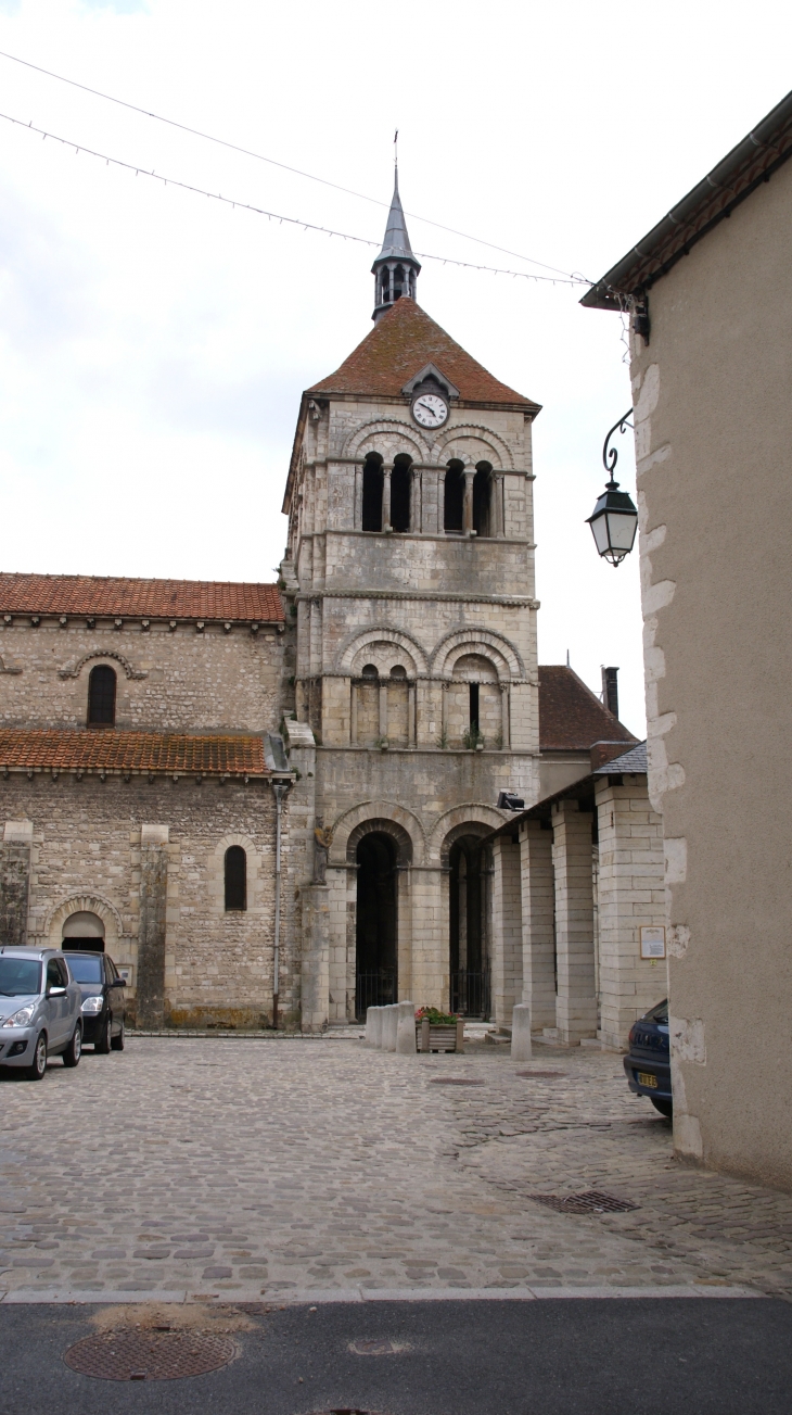 Abbatiale Saint-Léger ( X Em/ XV Em Siècle ) - Ébreuil