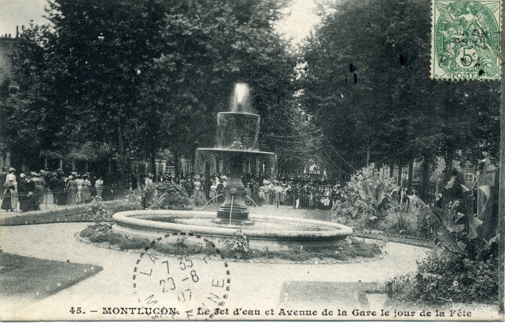 Le Jet d'Eau et Avenue de la Gare le Jour de la Fête (carte postale de 1907) - Montluçon