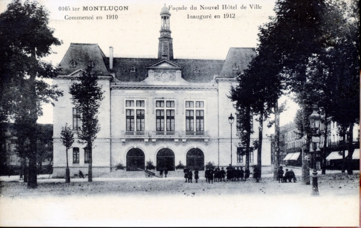Façade du Nouvel Hôtel de Ville, commencé en 1910 - Inauguré en 1912 (carte postale ancienne). - Montluçon