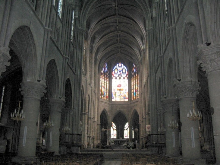Nef cathédrale N.Dame - Moulins