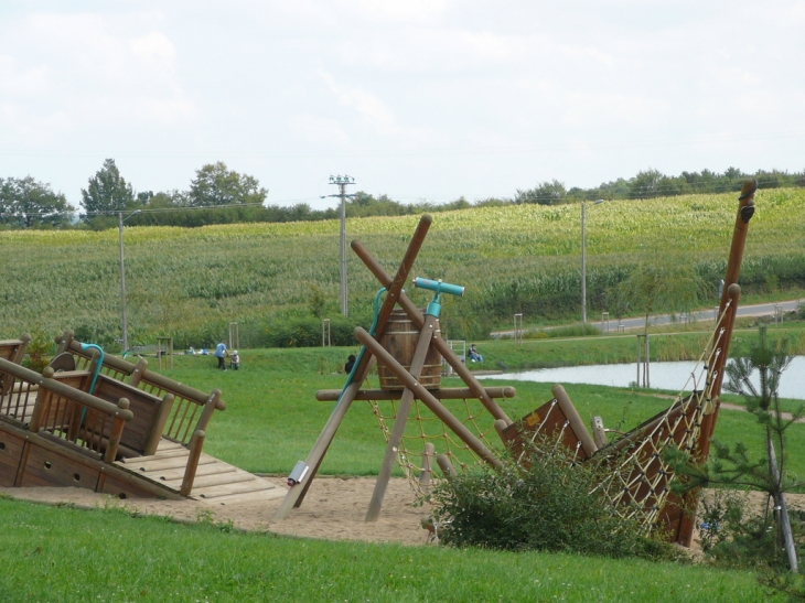 Labyrinthe végétal et plan d'eau dans un parc aménagé de 11 hectares - Neuvy