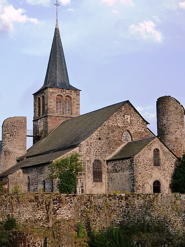 L'église et les tours des remparts - Allanche