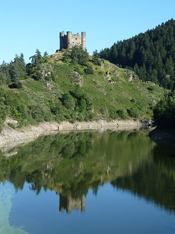 Le château dominant les gorges de la Truyère - Alleuze