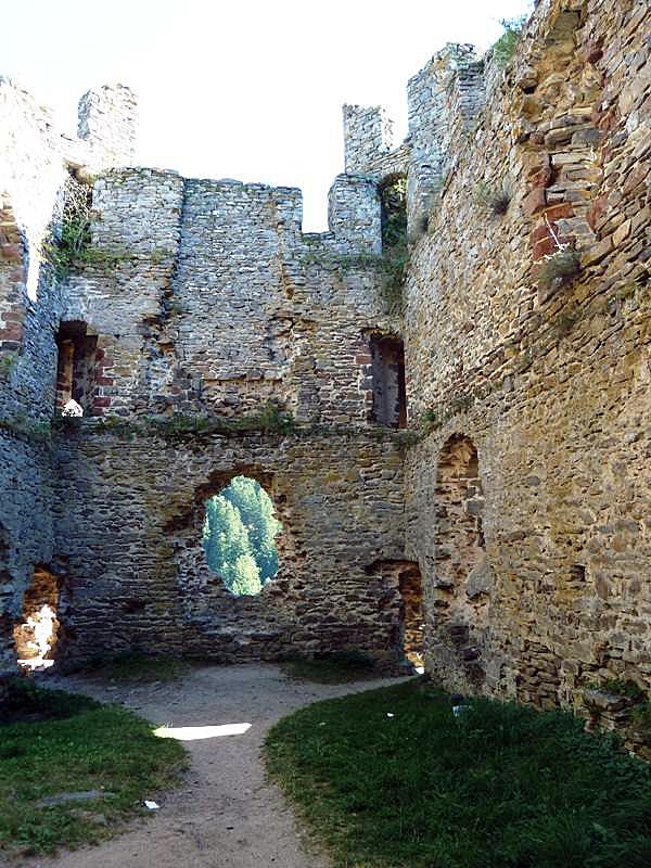 Dans les ruines du château - Alleuze