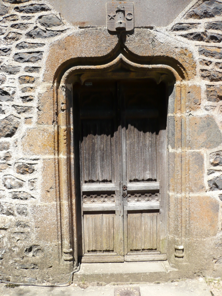 Encadrement-de-porte-et-linteau-scultés au château de la Vigne - Ally