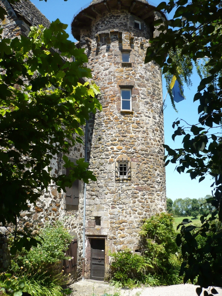 Tour du château de La Trémolière (XVe siècle), abritant une collection de tapisseries d'Aubusson du XVIe siècle,  - Anglards-de-Salers