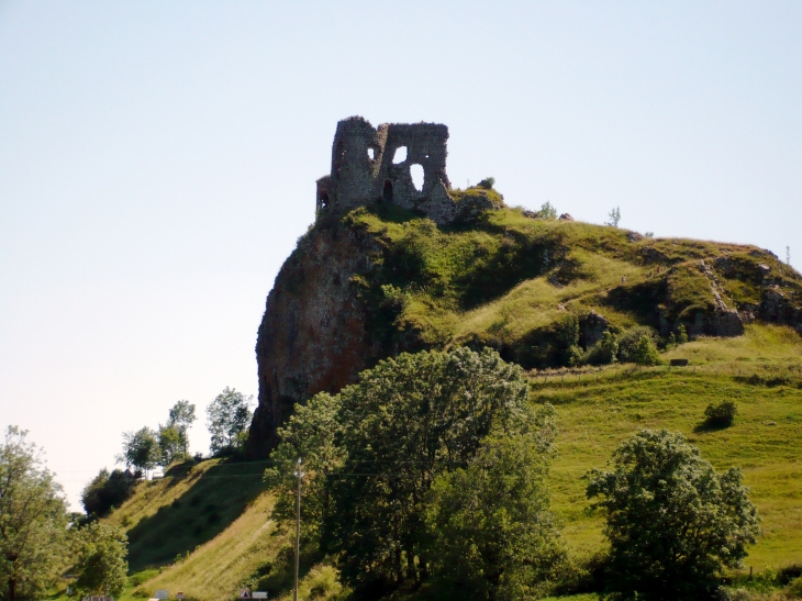 Ruines-du-Château fort-construit-entre-1408-et-1422 - Apchon