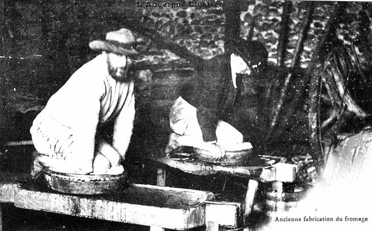 Ancienne fabrication du fromage, vers 1910 (carte postale ancienne). - Aurillac