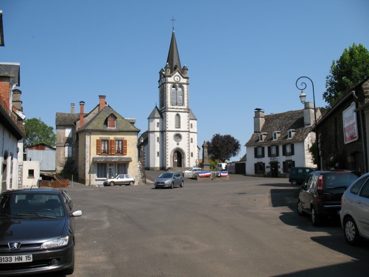 La place du bourg - Chaussenac