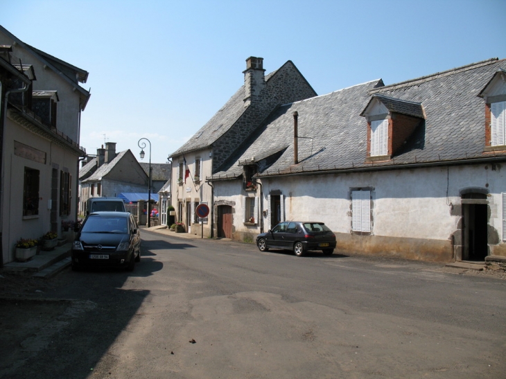 Place du bourg et mairie - Chaussenac