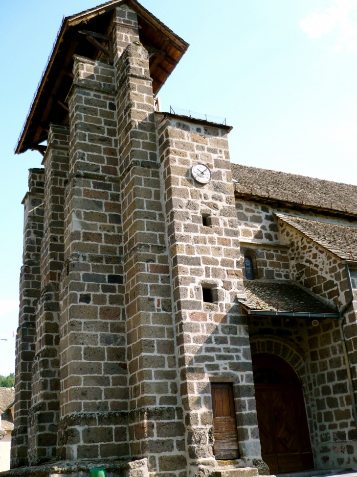 Entrée de l'église Saint-Saturnin - Epoque limite 14e siècle 15e siècle. - Marmanhac