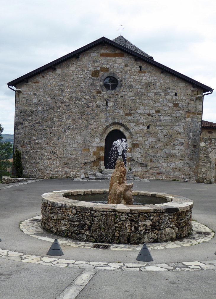 La fontaine devant l'église - Montmurat