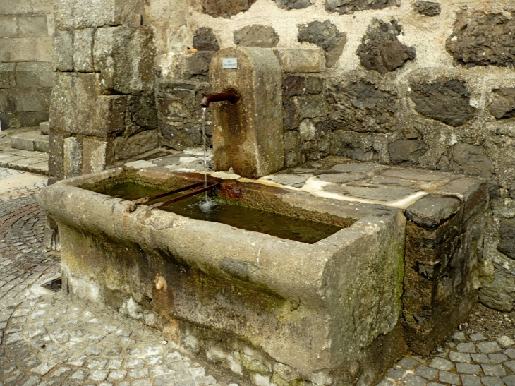 La fontaine près de l'église. - Riom-ès-Montagnes