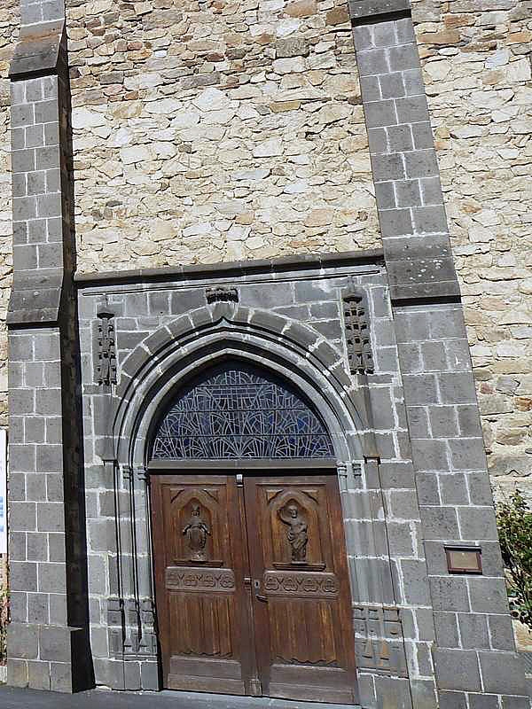 L'entrée de l'église - Ruynes-en-Margeride