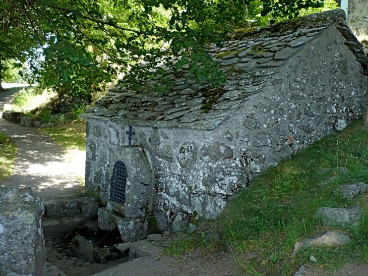 Fontaine de la source sacrée de la chapelle Font-Sainte. - Saint-Hippolyte