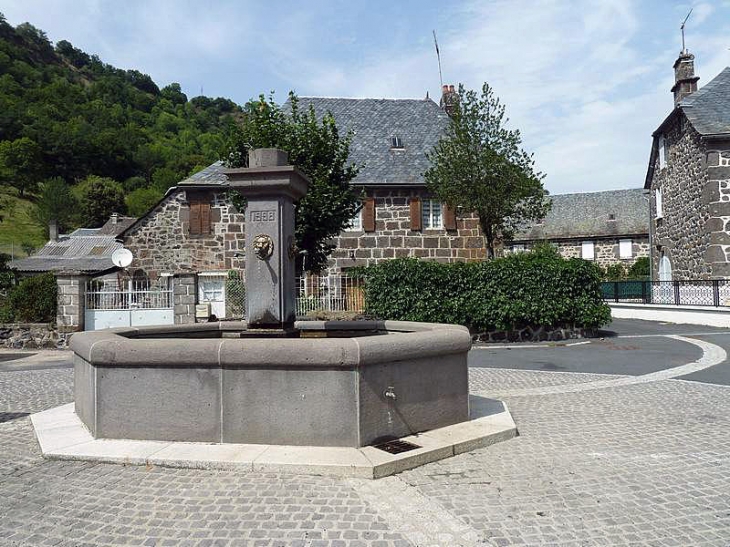 La fontaine - Saint-Martin-sous-Vigouroux