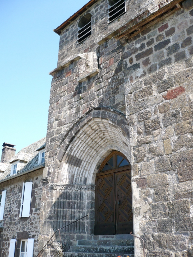 Portail de l'église Sainte-Croix. - Tournemire