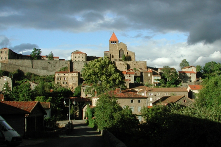 Vue du bourg et de l'abbaye - Chanteuges