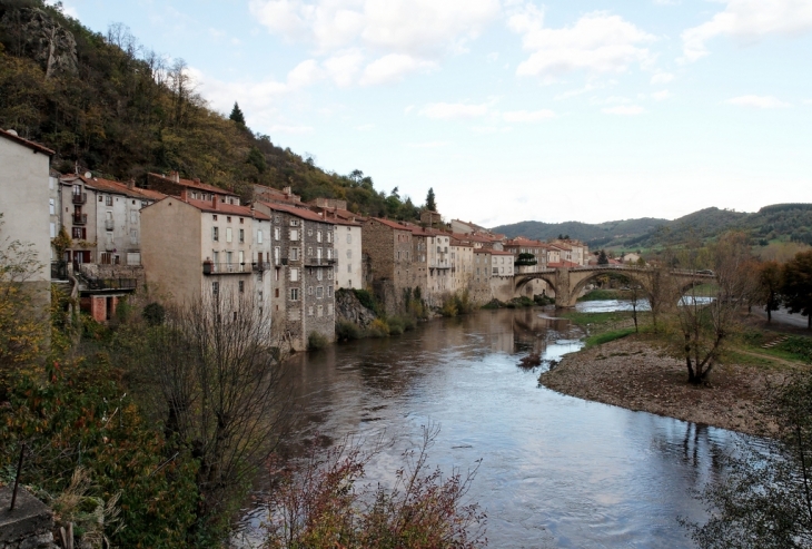 Lavoûte-Chilhac - pont et maisons anciennes sur l'Allier