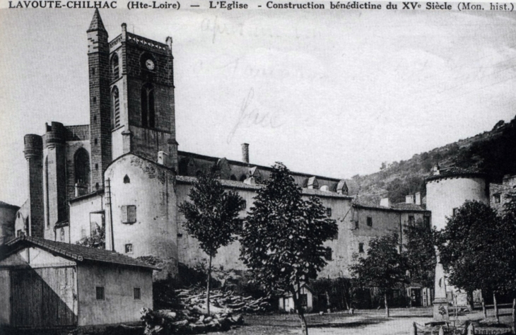 L'église, construction bénédictine du XVe siècle (carte postale ancienne). - Lavoûte-Chilhac