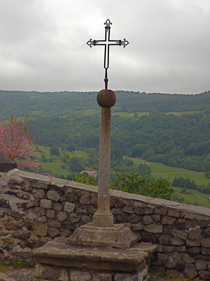Croix-de-l-eglise-st-jean-baptiste-du-IXe siècle. - Le Monastier-sur-Gazeille