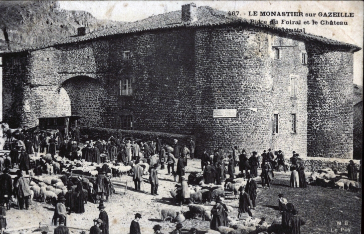 La place du foirail et le château abbatial (carte postale 1900) - Le Monastier-sur-Gazeille
