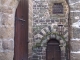 vieille porte derrière la chapelle