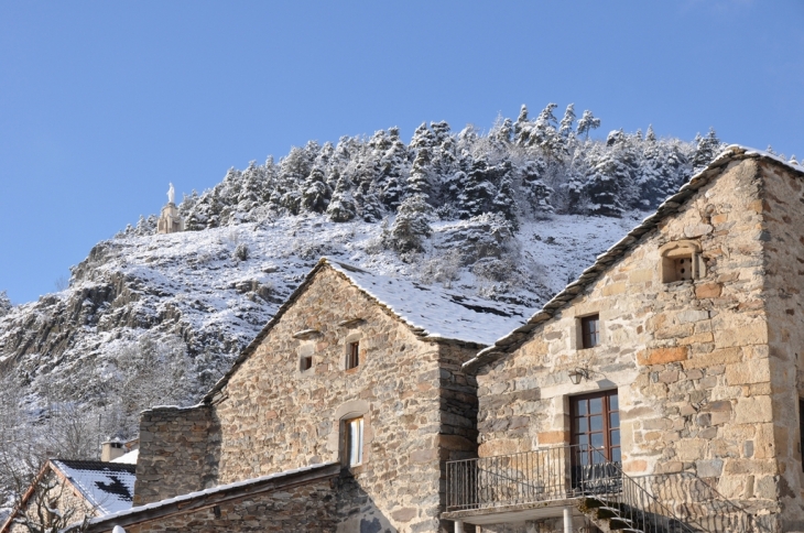 Saint Pierre Eynac - Vierge et maison ancienne avec neige - Saint-Pierre-Eynac