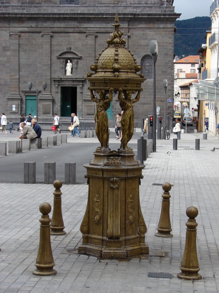 Place de Jaude, les Trois Graces (?) - Clermont-Ferrand