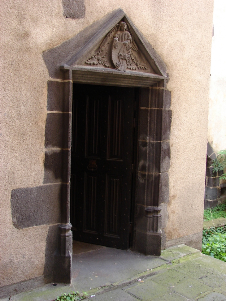 Dans la cour intérieur de la Maison de l'Ange, une jolie porte - Clermont-Ferrand