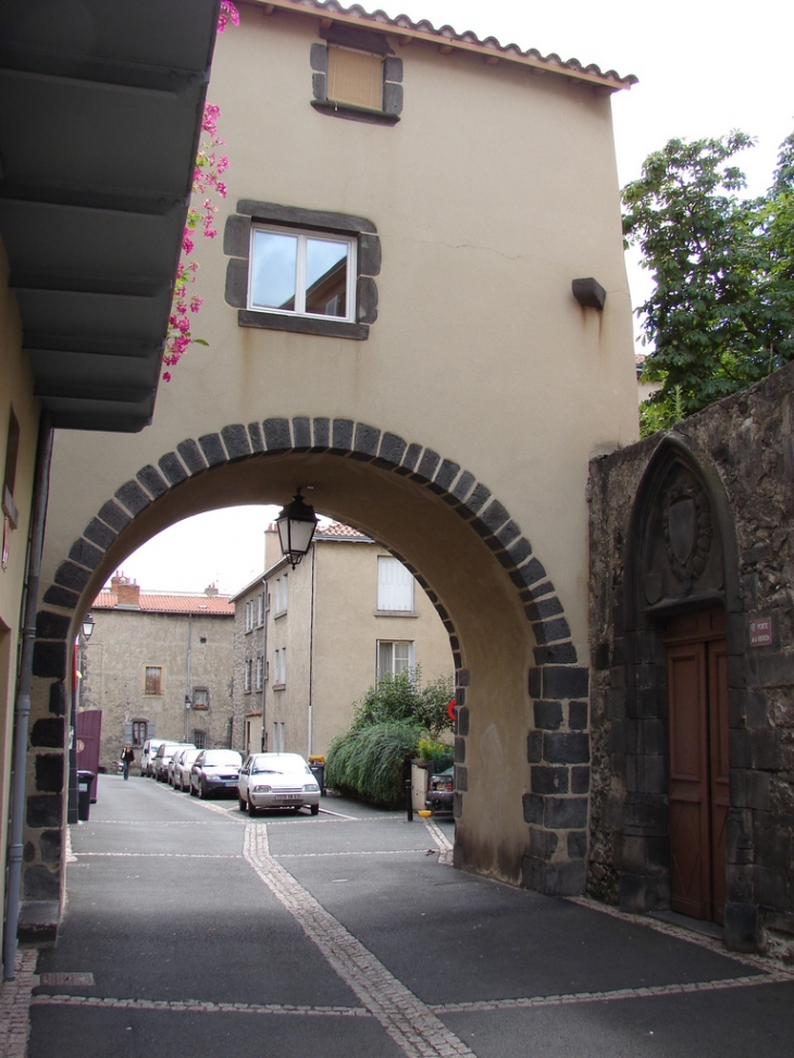Montferrand, la rue Sainte-Marie - Clermont-Ferrand