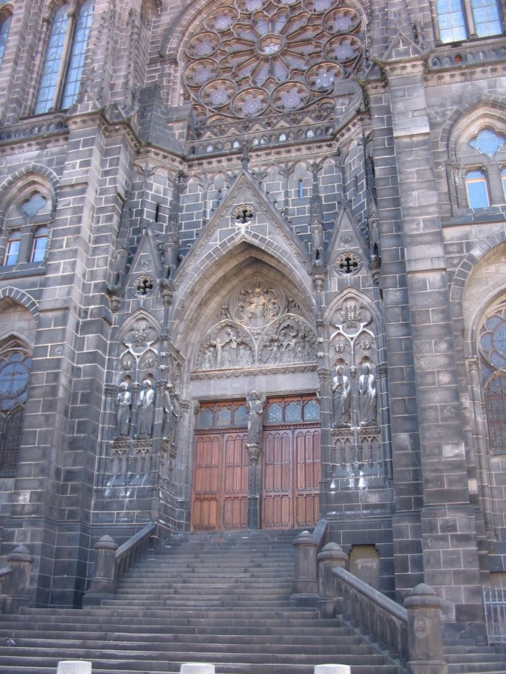 Entrée cathédrale N.D de l'Assomption - Clermont-Ferrand