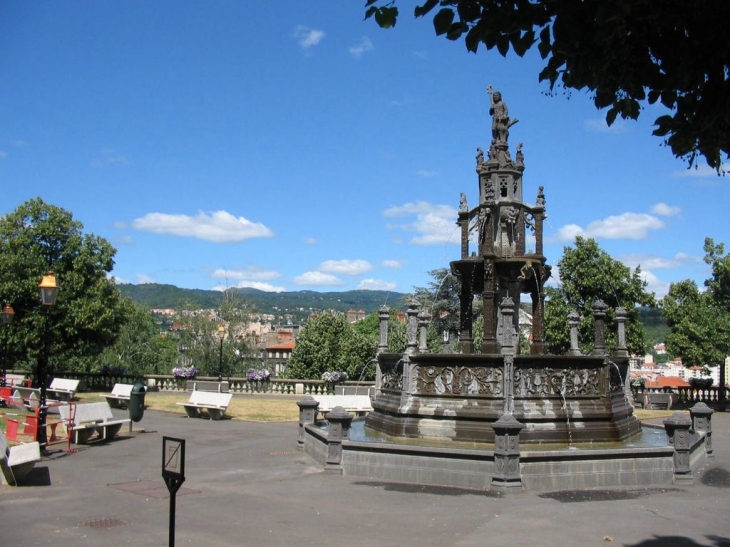 Clermont Ferrand - une fontaine - Clermont-Ferrand