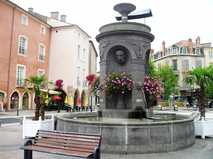 La fontaine de la place de la République - Issoire