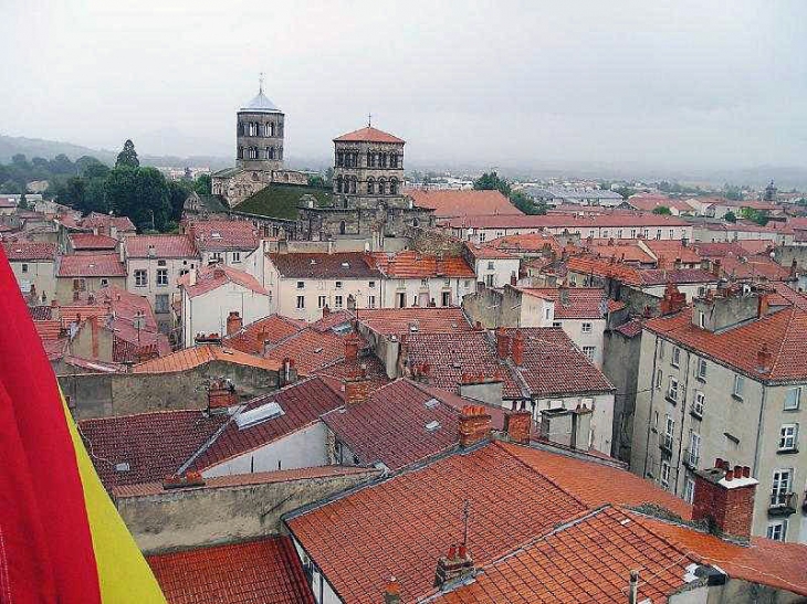  l'abbatiale et les toits vus de la Tour de l'Horloge - Issoire