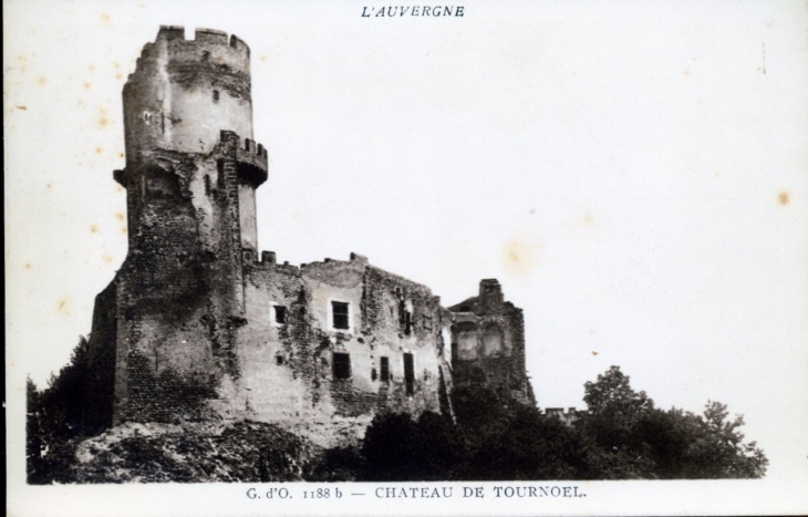 Chateau de Tournoel, vers 1920 (carte postale ancienne). - Volvic