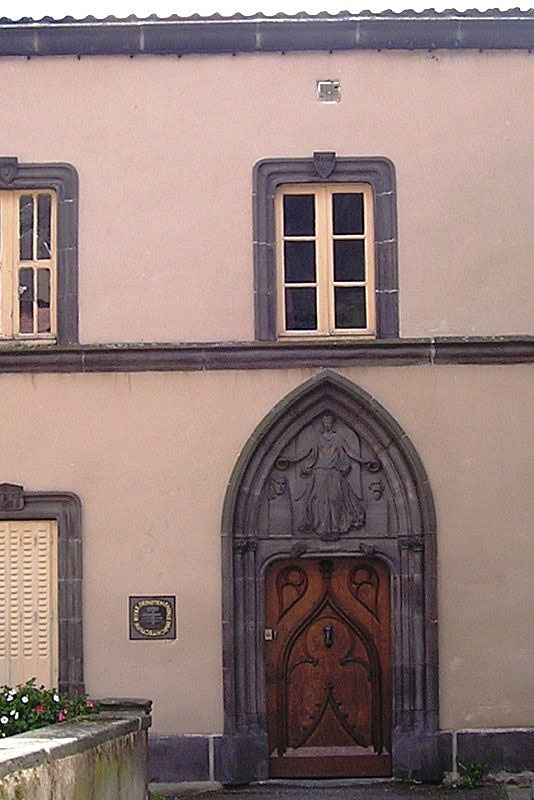 La façade de l'école départementale d'architecture - Volvic