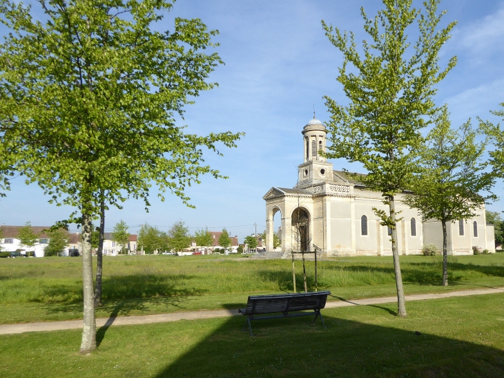 L'église sur le Plain (place en herbe) - Amfreville
